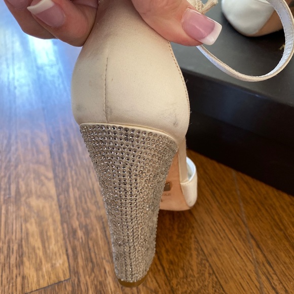 Badgley Mischka Ivory jeweled heels size 8.5 - Picture 6 of 9